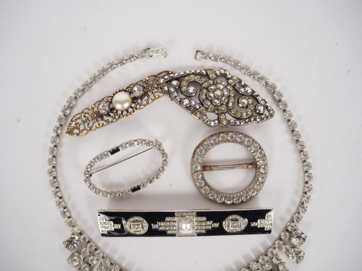Ensemble de bijoux fantaisie comprenant 5 broches et 1 collier draperi