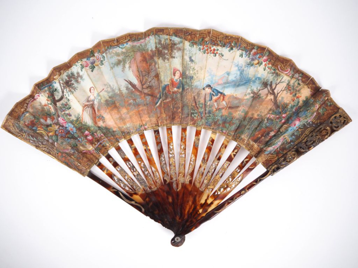 Eventail Louis XVI. Monture à 16 brins en écaille reperçée, ciselée, i