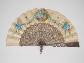Vente aux enchères Eventail de style Louis XVI en argent filigrané à décor ajouré de fleu