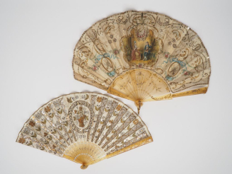 Vente aux enchères Eventail de style Louis XVI en corne blonde, textile et perles à décor