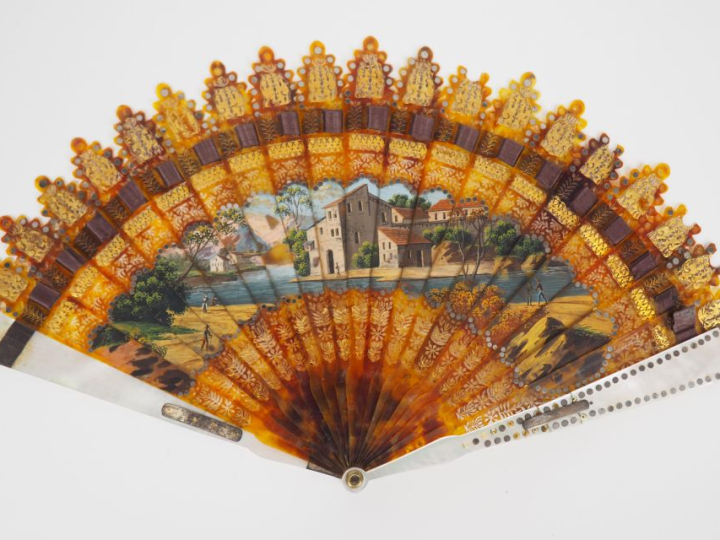 Eventail XIXème à décor de pêcheurs et d'un village au bord de l'eau, 