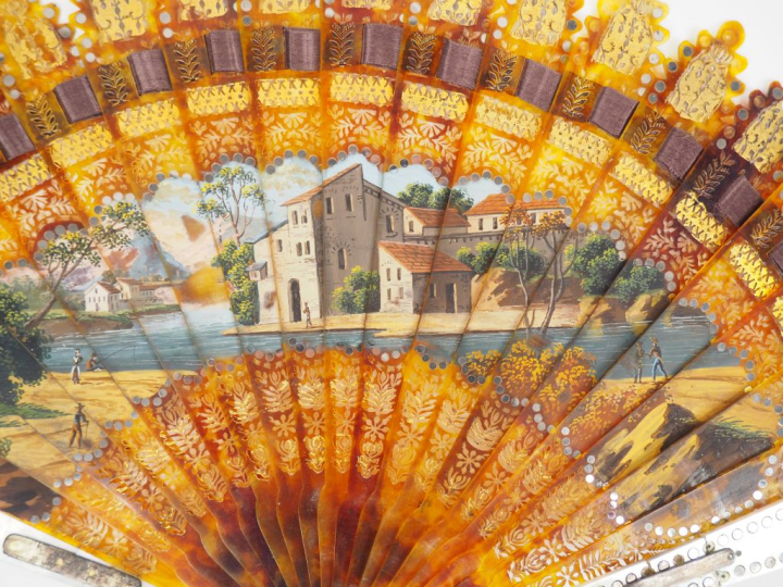 Eventail XIXème à décor de pêcheurs et d'un village au bord de l'eau, 