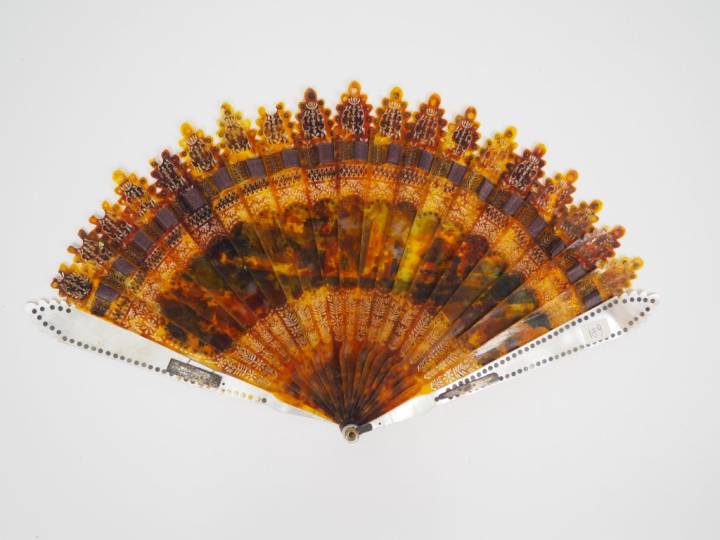 Eventail XIXème à décor de pêcheurs et d'un village au bord de l'eau, 