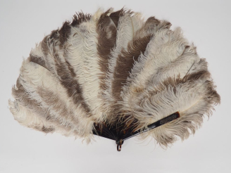 Vente aux enchères Eventail Napoléon III en plumes d'autruche et orné d'initiales, 15 bri