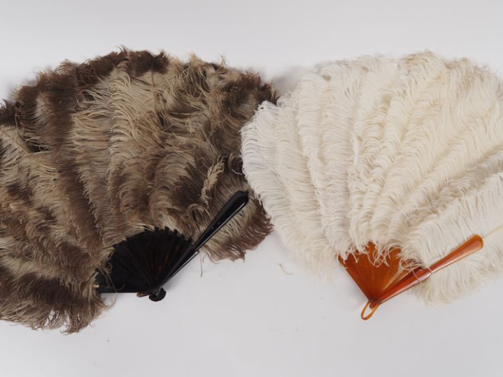 Deux différents éventails Napoléon III en plumes. H. 46 cm.