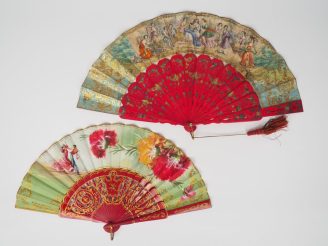 Vente aux enchères Eventail XIXème teinté rouge à décor de personnages à l'antique et reh