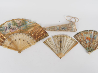 Vente aux enchères 3 différents éventails à décor de personnages. H. 26 cm. H. 18 cm. (Ma