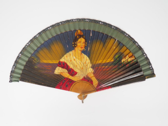 Vente aux enchères Eventail 1900 en bois à décor d'andalouse. L. 24,5 cm.