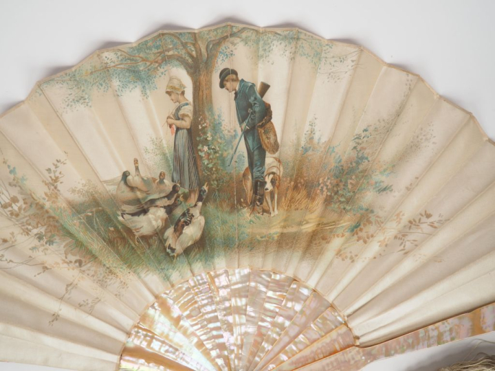 Eventail 1900 en nacre et soie à d'une composition d'après Sauronet, 1