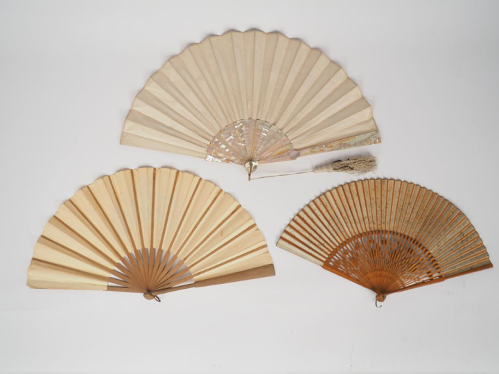 Eventail 1900 en nacre et soie à d'une composition d'après Sauronet, 1