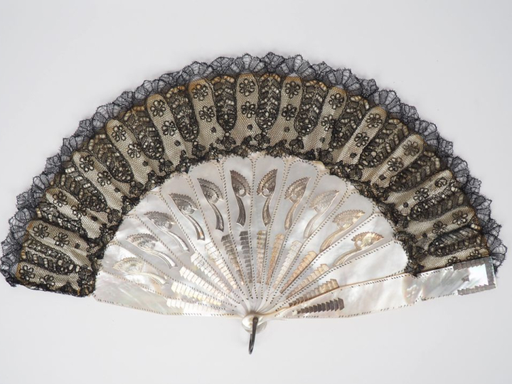 Eventail Art Déco en nacre soie et dentelle noir à décor de motifs géo