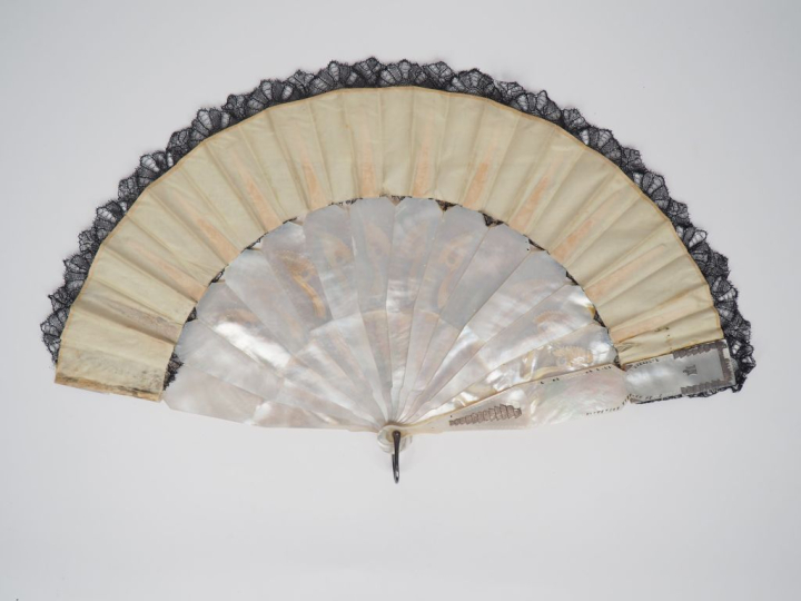 Eventail Art Déco en nacre soie et dentelle noir à décor de motifs géo