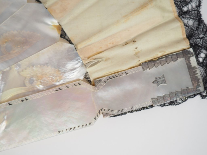 Eventail Art Déco en nacre soie et dentelle noir à décor de motifs géo