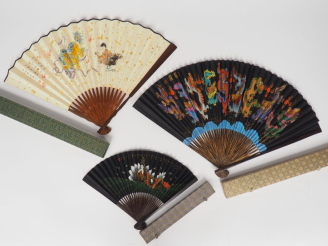 Vente aux enchères Trois différents éventails moderne de style extrême-orient. Dans leur 