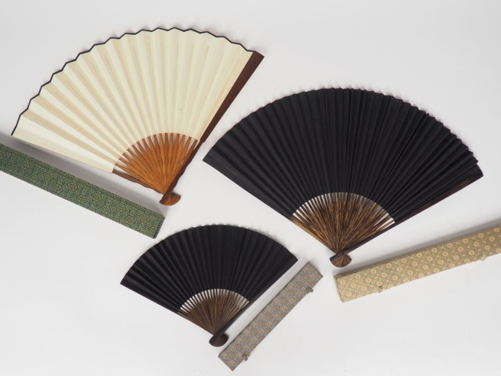 Trois différents éventails moderne de style extrême-orient. Dans leur 