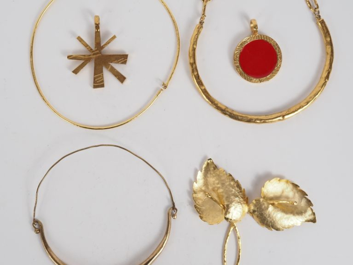 6 colliers ou pendentifs en métal doré fantaisie.