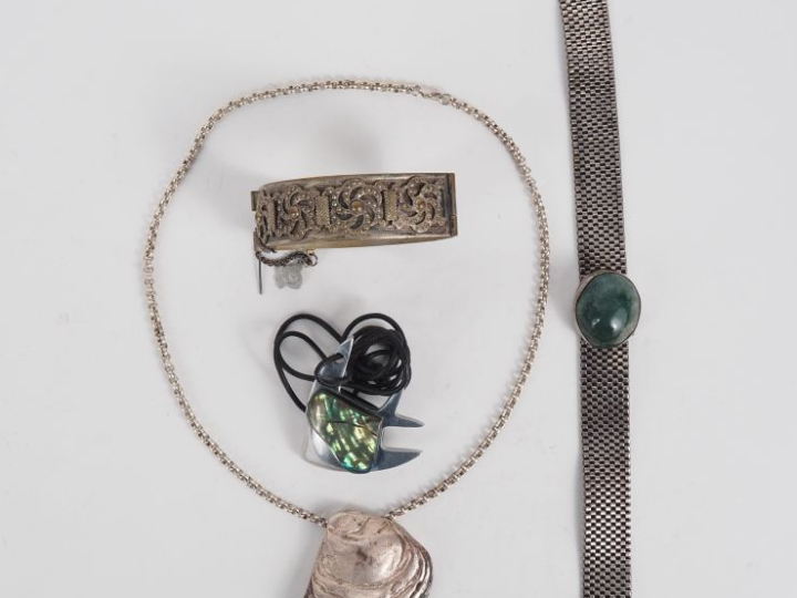 Ensemble de bijoux comprenant :  - Bracelet Berbère en argent bas-titr