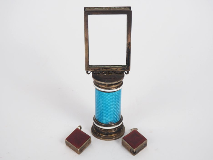 Cadre porte photo 1900 base émaillé bleue. H. 12,5 cm.  On y joint un 