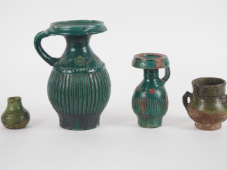 Vente aux enchères 2 verseuses à huile Marocaine Ziyata XIXème en céramique verte. H. de 