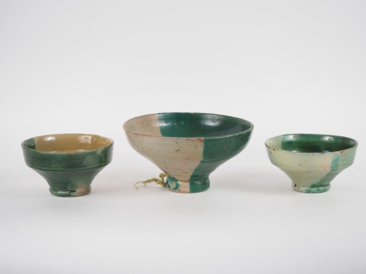 3 coupes sur pied marocaines en terre vernissée bicolore verte et jaun