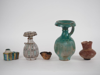 Vente aux enchères 2 verseuses à huile marocaines en terre vernissée verte et faïence pol