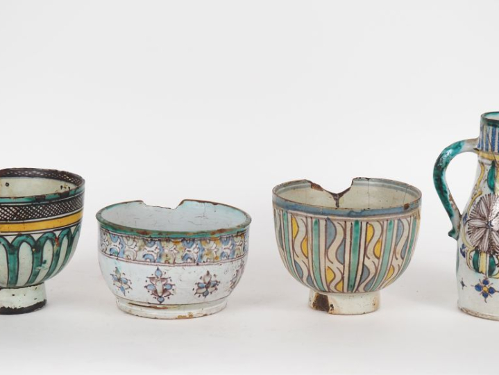 Deux coupes sur talon et une coupe en faïence polychrome marocaine à d