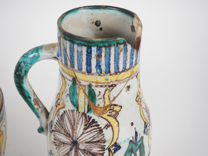 Deux coupes sur talon et une coupe en faïence polychrome marocaine à d