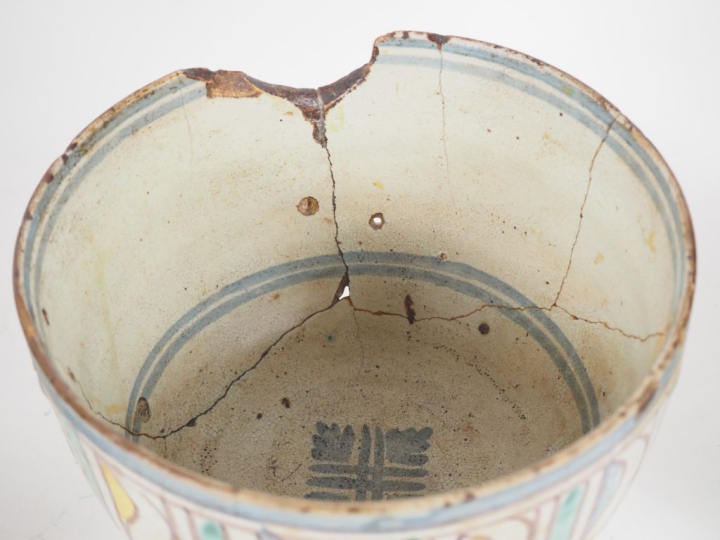 Deux coupes sur talon et une coupe en faïence polychrome marocaine à d