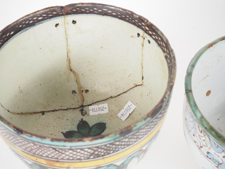 Deux coupes sur talon et une coupe en faïence polychrome marocaine à d