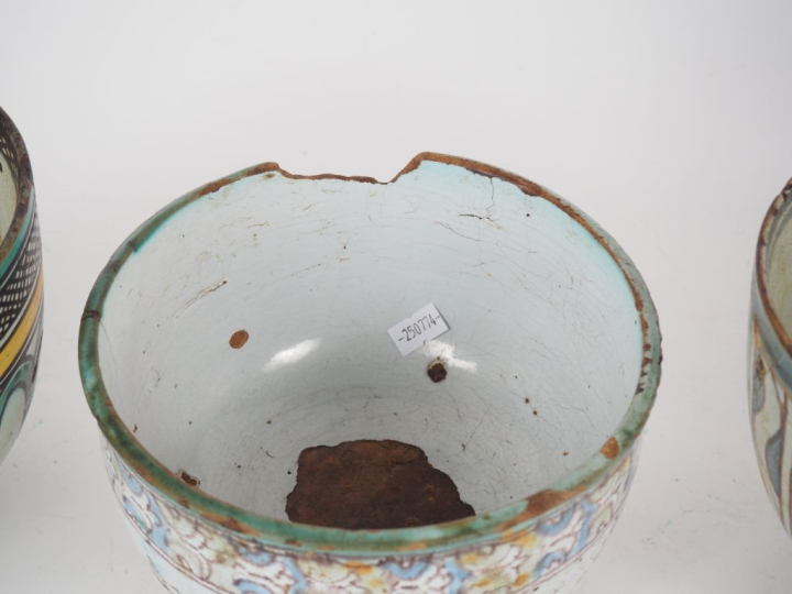 Deux coupes sur talon et une coupe en faïence polychrome marocaine à d