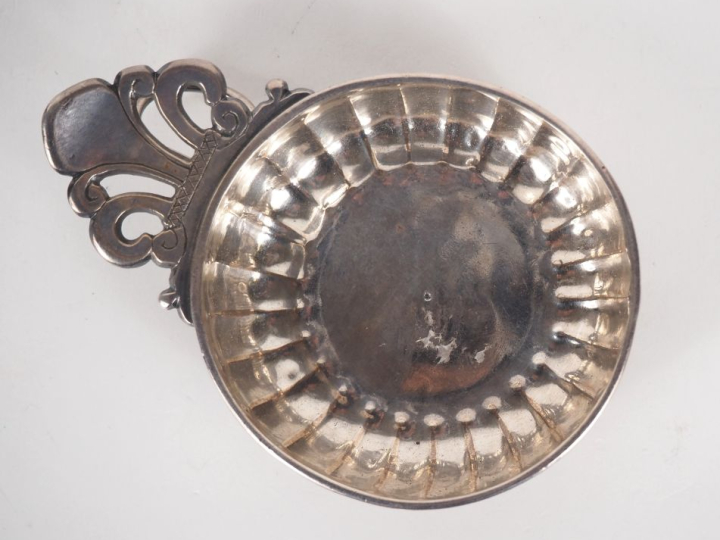 Taste vin en argent dans le goût du XVIIIème à décor de godrons. Poids