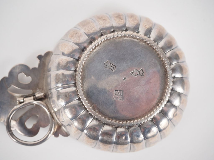 Taste vin en argent dans le goût du XVIIIème à décor de godrons. Poids