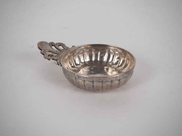 Taste vin en argent dans le goût du XVIIIème à décor de godrons. Poids