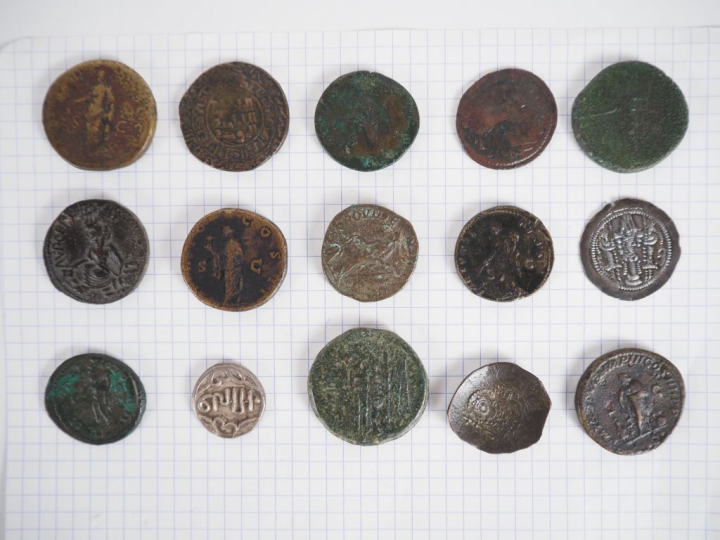 Ensemble de pièces de monnaies antiques ou d'après l'antique.