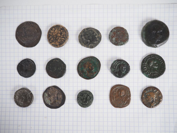 Ensemble de pièces de monnaies antiques ou d'après l'antique.