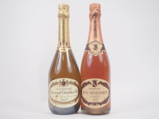 Vente aux enchères 2 BOUTEILLES CHAMPAGNE : 1 ROSÉ RENÉ JACQUESSON / 1 RAYMOND CHEURLIN E