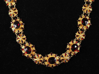 Vente aux enchères Ravissant collier souple en or jaune 750, composé de maillons en forme