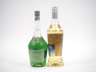 Vente aux enchères 2 BOUTEILLES : 1 VIEILLE LIQUEUR IZARRA VERTE - 1 MARIE BRIZARD