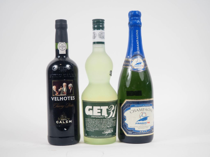 3 BOUTEILLES : 1 PORTO CALHEM - 1 GET 31 - 1 CHAMPAGNE France 98