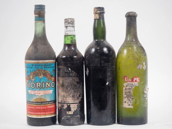 4 BOUTEILLES : 1 FIORINO - 1 RIVESALTES - 1 PERNOD - 1 DIVERS
