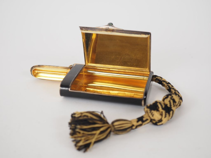 Etui à cigarettes Art Déco en vermeil et métal laqué noire, bouton pou