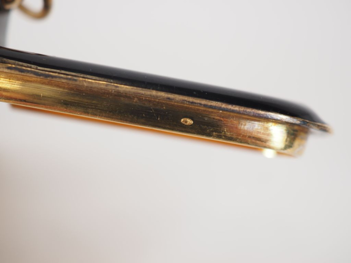Etui à cigarettes Art Déco en vermeil et métal laqué noire, bouton pou