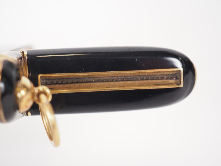 Etui à cigarettes Art Déco en vermeil et métal laqué noire, bouton pou
