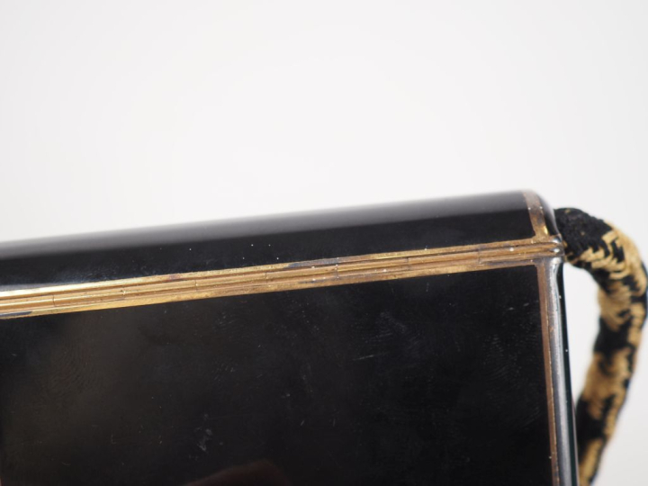 Etui à cigarettes Art Déco en vermeil et métal laqué noire, bouton pou