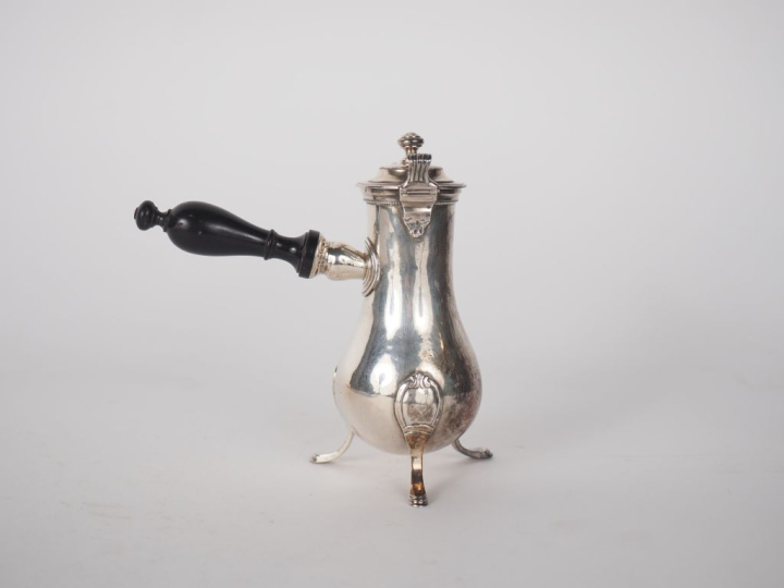 Verseuse égoïste tripode en argent XVIIIème, manche ébène Poids : 134 