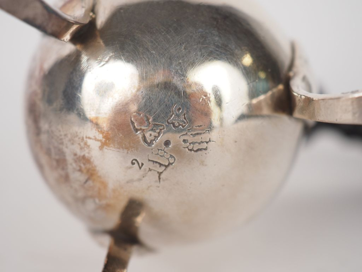 Verseuse égoïste tripode en argent XVIIIème, manche ébène Poids : 134 