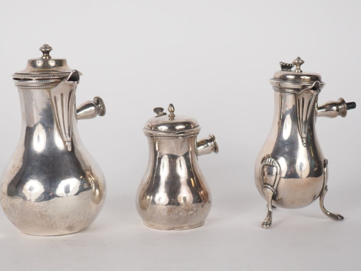 2 différentes verseuses égoïstes en argent, une poinçon XVIIIème. Pari