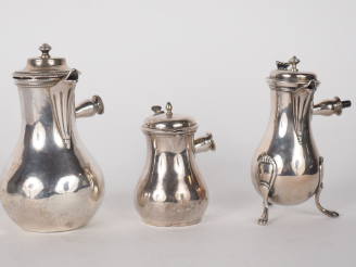 Vente aux enchères 2 différentes verseuses égoïstes en argent, une poinçon XVIIIème. Pari