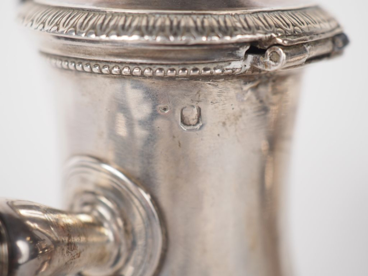 2 différentes verseuses égoïstes en argent, une poinçon XVIIIème. Pari