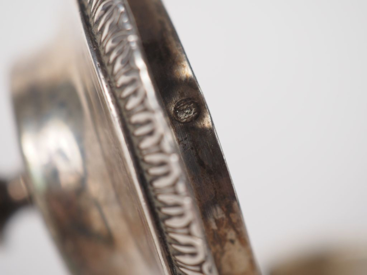 2 différentes verseuses égoïstes en argent, une poinçon XVIIIème. Pari